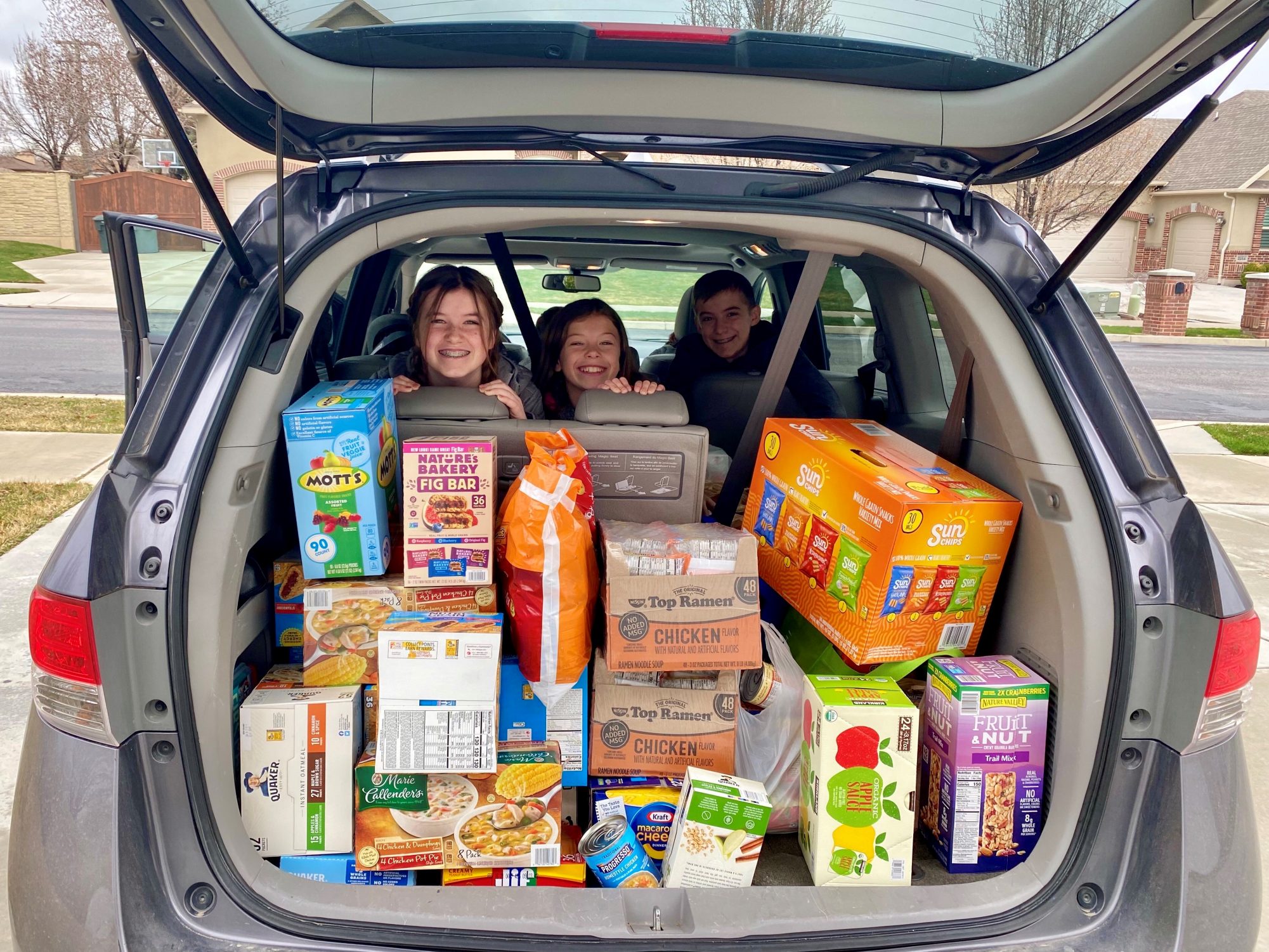 Middleberg family packing food in the trunk of their van