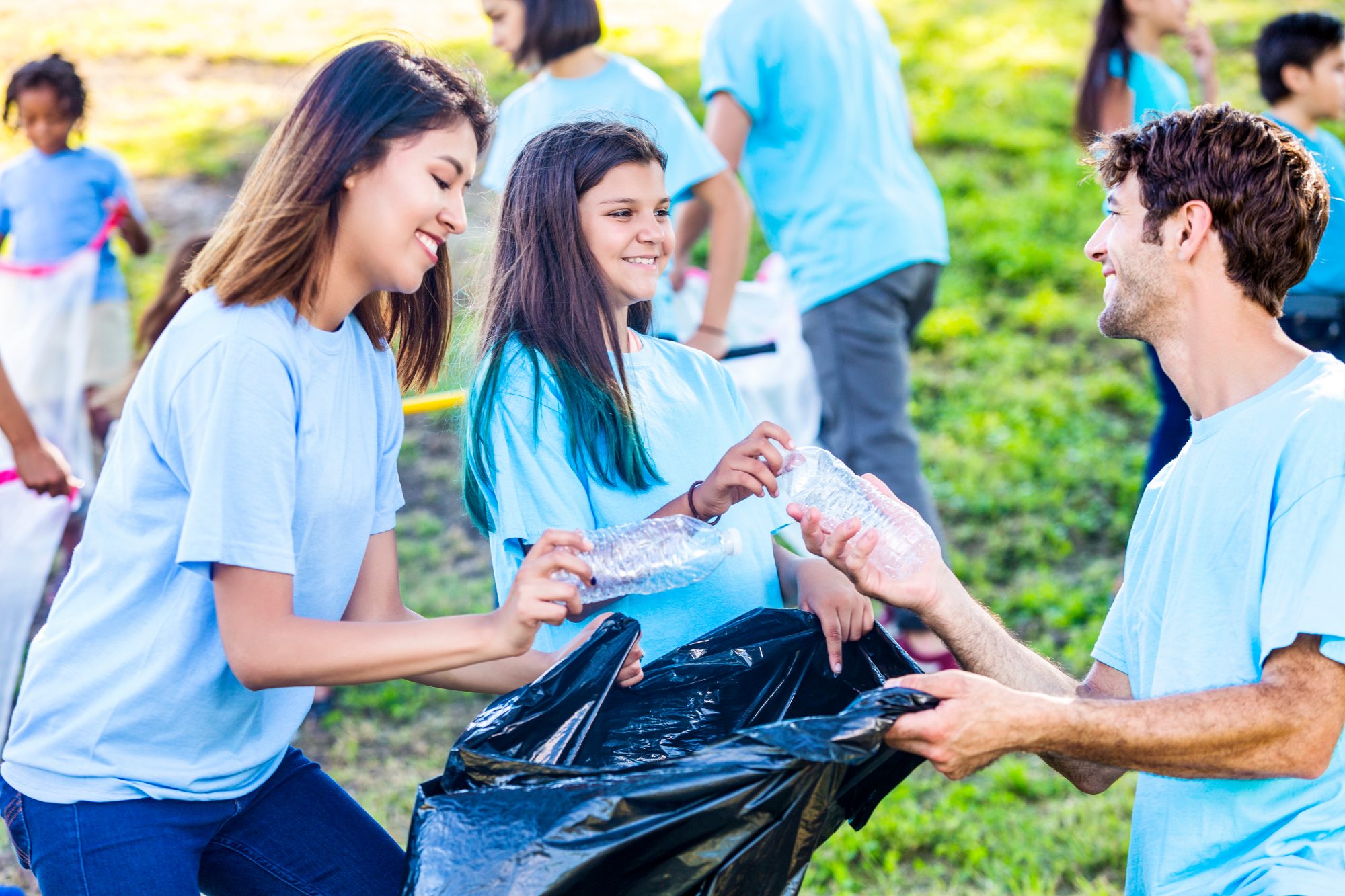 kids volunteering to pick up trash